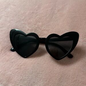 Classic Heart-Shaped Black Sunglasses Goth 90s Grunge Style